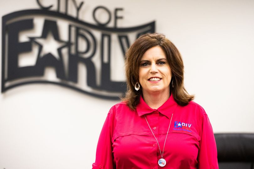 Image of Denise in front of Vist Early Sign.